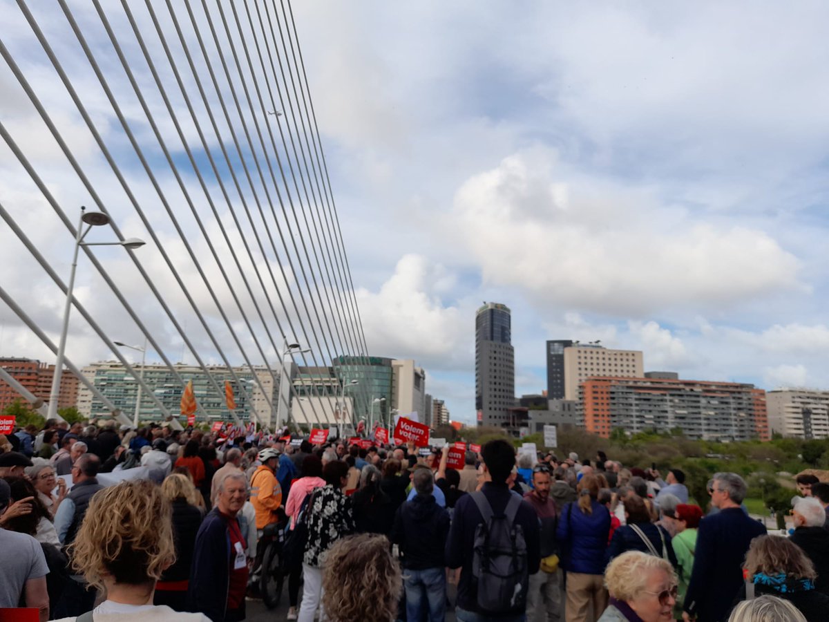 Ahora mismo frente al congreso del PP europeo en València. 

El pueblo valenciano dejando claro que no tolera más insultos del PP.