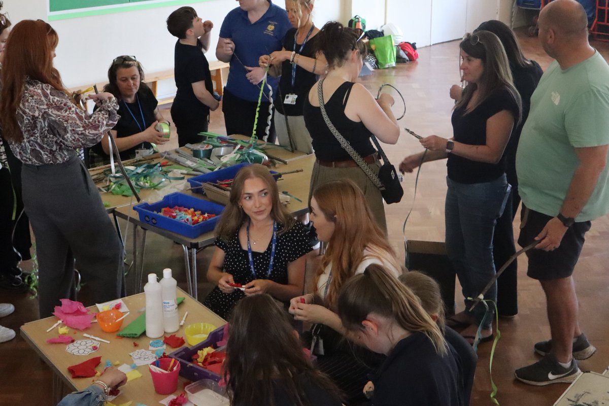 After school today, a team of parents and school staff carried on with our preparation for this Saturday morning's #ChildrensParade2025. Wicker crowns were made, flowered sticks were designed and 'Dawn' was painted. It's always a highlight of the year-we can't wait! #woodingdean