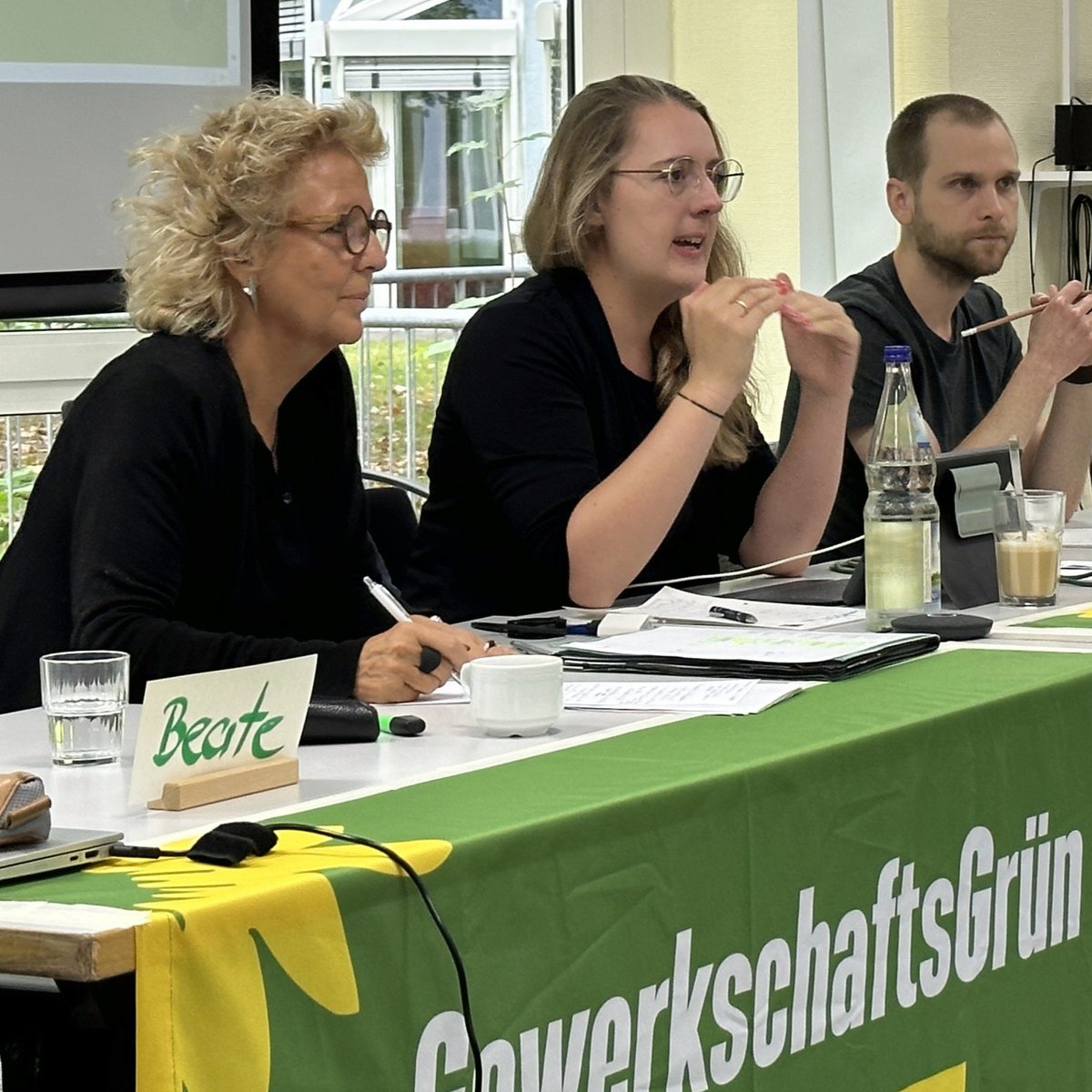 1. Mai: Tag der Arbeit, der #Solidarität, der #Demokratie.
GewerkschaftsGrün fordert: Tarifbindung stärken, ein verlässliches Arbeitszeitgesetz, Streikrecht sichern, Mitbestimmung ausbauen. Kein Platz für Rechtsextreme im Betrieb!
#1Mai #StarkMitUns
gewerkschaftsgruen.de