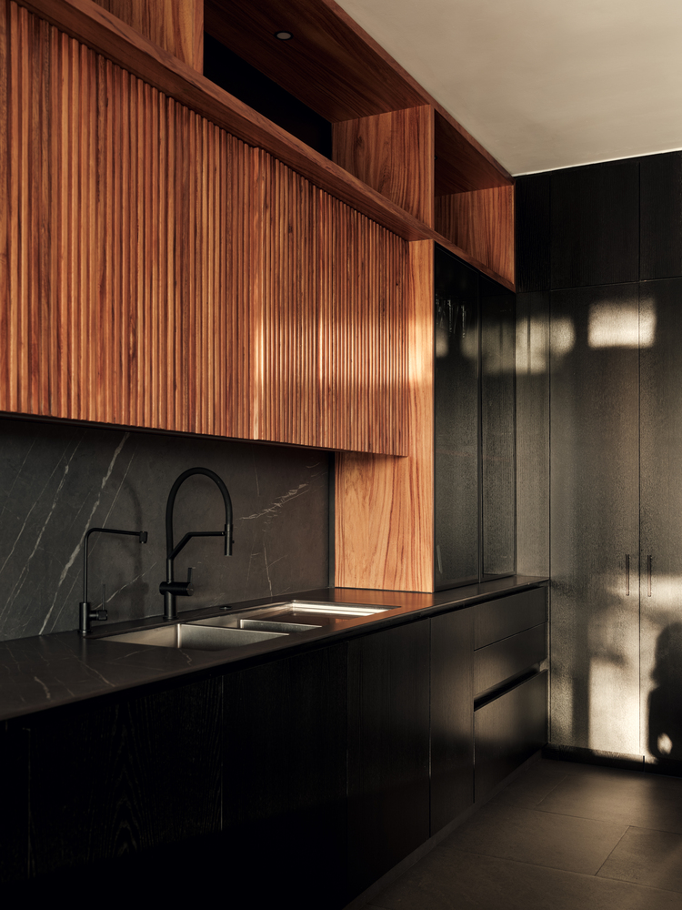 archdaily_es's tweet photo. Con una clara separación entre espacios interiores y exteriores, Casa Zenzy articula dobles alturas y ventanales precisos que conectan con áreas verdes y permiten el paso de la luz natural sin exponer directamente al sol. https://t.co/MqAEzZ8aDl https://t.co/HKaiwjiHRN