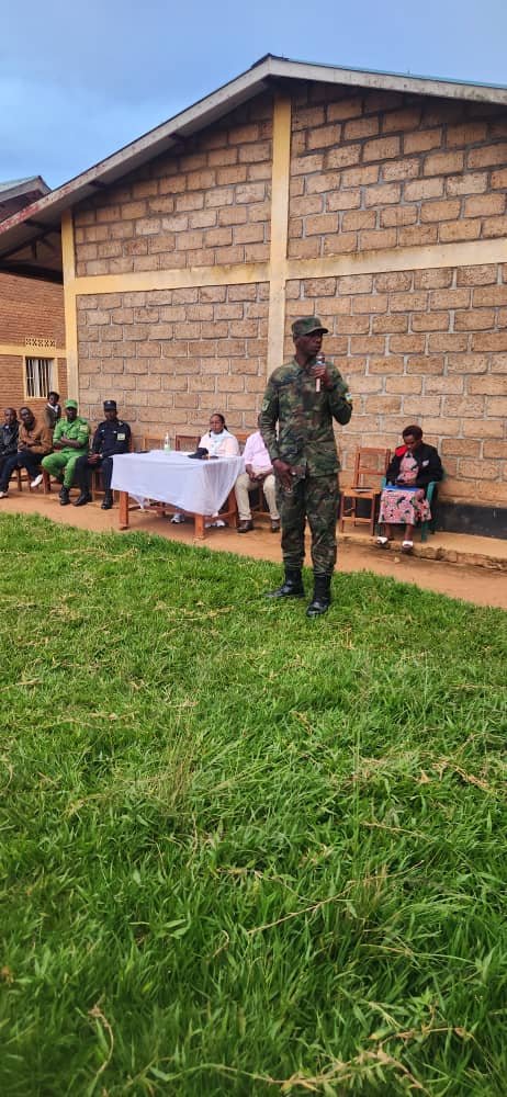 ZAZASECTOR1's tweet photo. Mu Tugari twose tugize Umurenge wa #Zaza habaye inteko y'abaturage,
ku rwego rw'Umurenge #Zaza yabereye mu Kagari ka #Ruhinga iyobowe n'Umuyobozi w'Akarere ka Ngoma, Nyakubahwa Mayor NIYONAGIRA Nathalie ari kumwe na Bde Cmnder Col MUNYANKINDI Pascal. @NgomaDistrict https://t.co/pTiEUJII1C