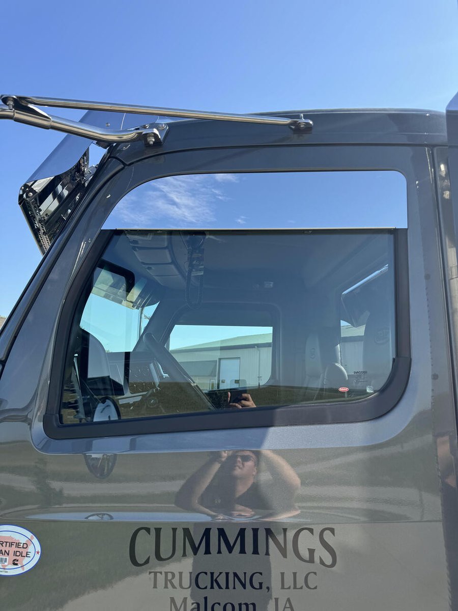 CustomsIowa's tweet image. Looking for that chopped top look? #IowaCustoms Window Chops deliver! Designed for trucks with cab-mounted mirrors—available in paintable or polished stainless steel finishes.

Contact Your Dealer » tinyurl.com/mr2njwcc

#DrivenToBeBold
#Trucking