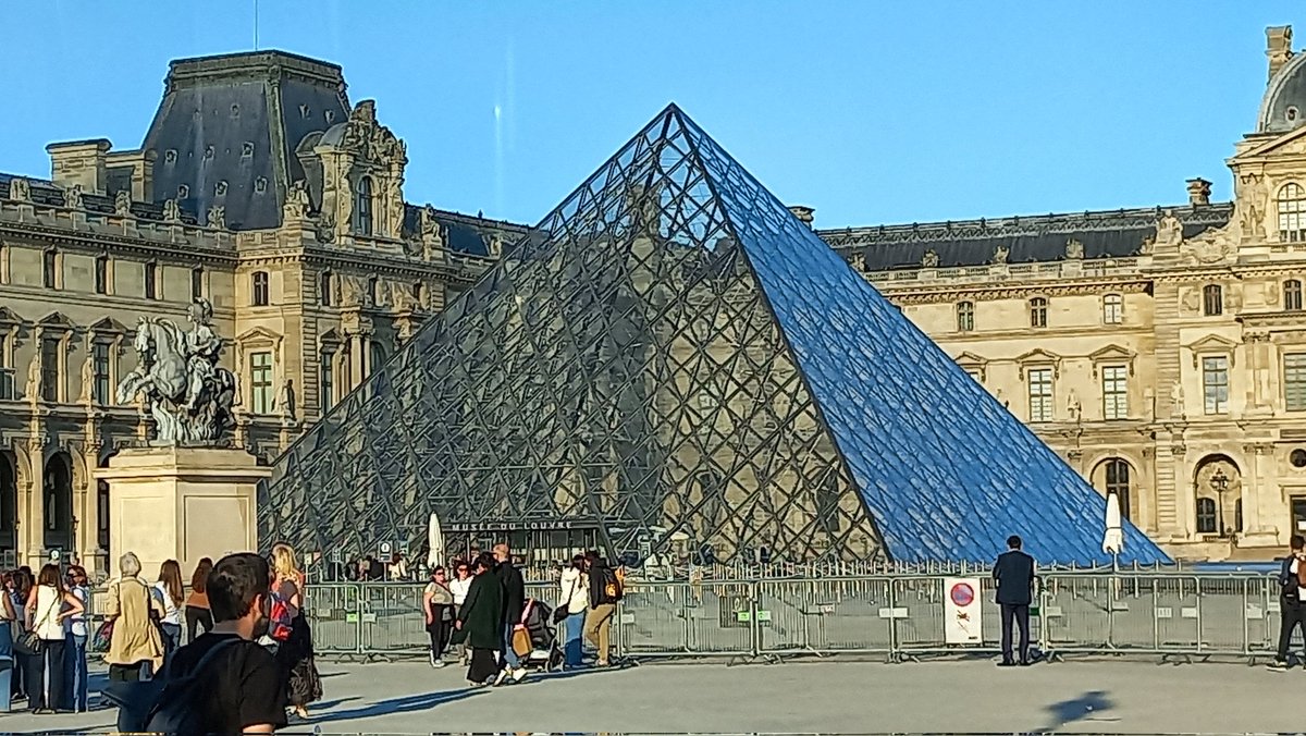 Dieu ! que ma ville est belle !
La bonne soirée à 🫵 et à 🫵 aussi,
Mais pas à ceux qui NE RÉPONDENT PAS QUAND ON LEUR ÉCRIT ! Les mal-élevés 😡 
(ils ont sans doute le cancer des 🖐)
