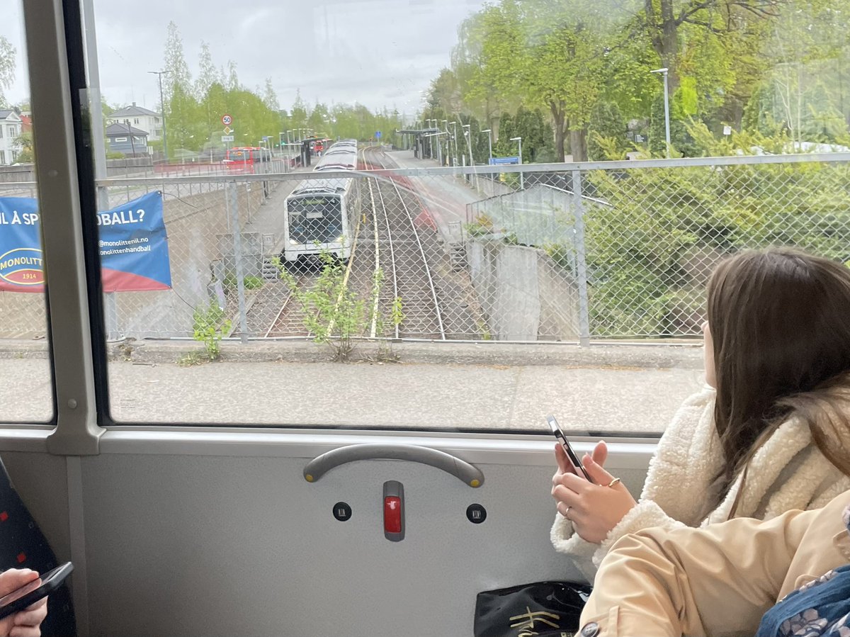 Her står vi og venter på rødt lys mens vi ser t-banen gå. Møkkaløsning! Det må være mulig å lage en 