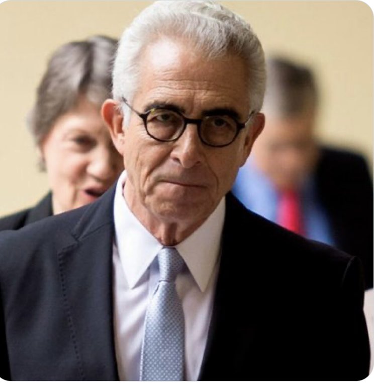 Chescan4's tweet photo. En la mañanera de hoy, exhibieron a Ernesto Zedillo, aquel que privatizó los ferrocarriles, aquel actor intelectual de Acteal, aquel que volvió una deuda privada en pública llamada FOBAPROA. No conforme con ello, lo tenemos que mantener con su pensión de 143 mil varos al mes. La fachiza trae de ídolos y referentes a puro pinche lacra, ladrón, vividor y zángano.