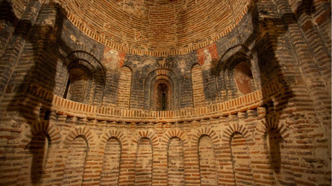 Samudejar's tweet image. Nuestra Señora de la Asunción de Aldeaseca de la Frontera, al este de Salamanca, ofrece una de las cabeceras más bellas del románico de ladrillo (finales s.XII) con la peculiaridad de ser de las pocas en conservar algo de policromía (una Anunciación)
#romanico #ábside