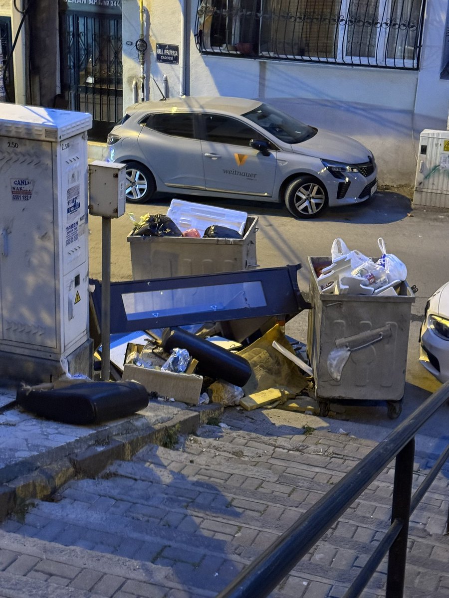 Halil rıfat ile 275 sokağın kesişimi 3 gündür bu halde. Üstüne bir de merdivenin önünde sürekli araç park edildiği için merdivene girmek ve çıkmak tam bir zulüm. İlgilenebilir misiniz bu alanla <a href="/izmirhim/">İzmir HİM</a> <a href="/izmirbld/">İzmir Büyükşehir Belediyesi</a>