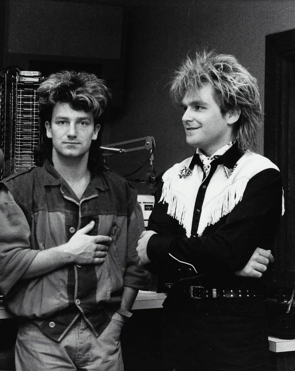 u2peru's tweet image. Mike Peters, voz y líder de los recordados The Alarm, dejó este mundo según se informó hoy... 😥
📷 Bono y Mike durante el War Tour por Estados Unidos, donde los galeses abrieron para los irlandeses.
#MikePeters #TheAlarm #RIPMikePeters #U2Peru #U2history