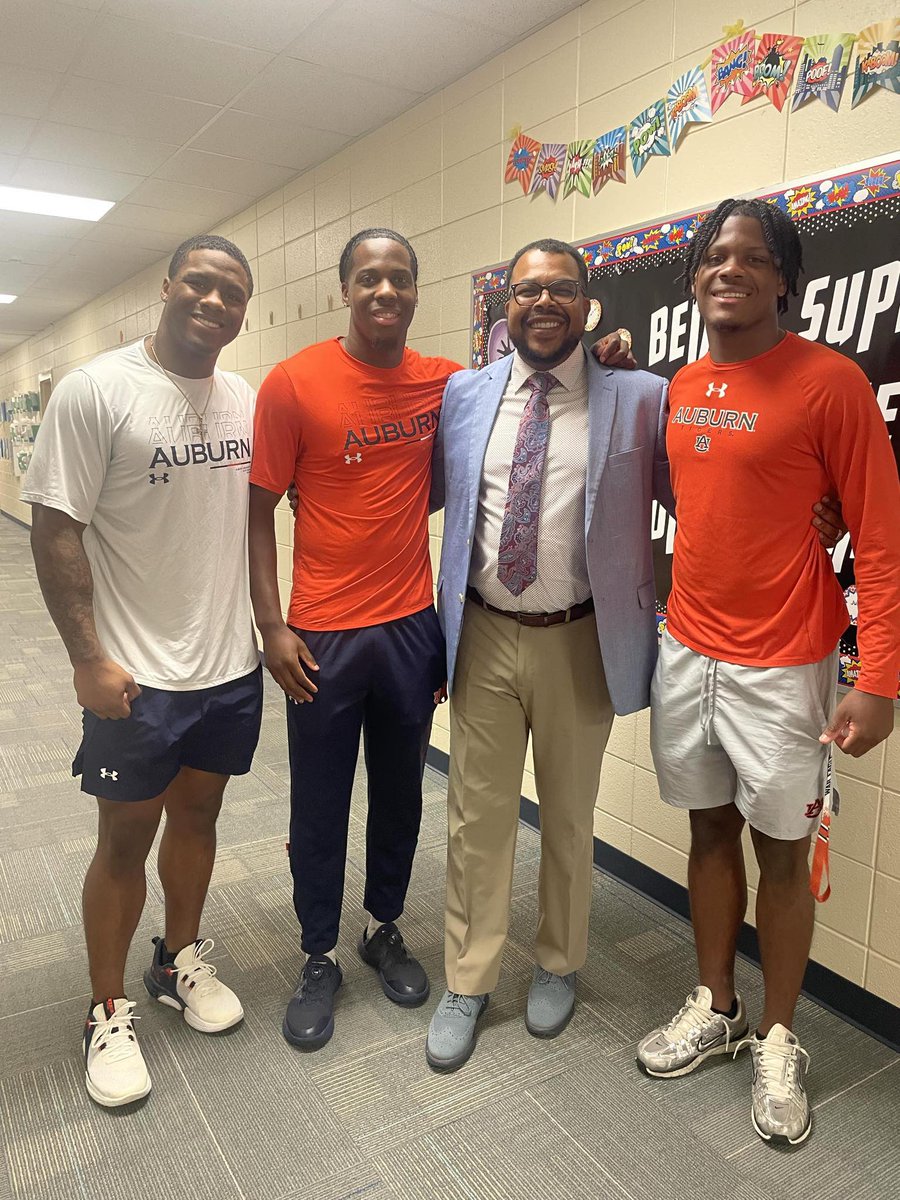 FegansTan's tweet image. My boys at the elementary school today in auburn 🧡💙🦅 @FegansAnquon @AFegans