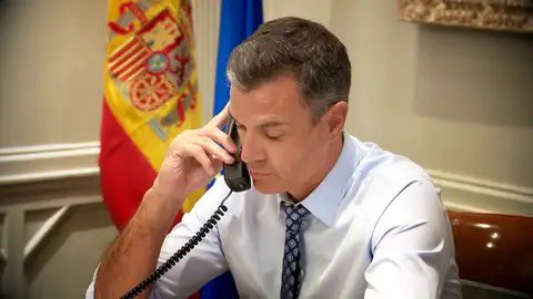 vitoquiles's tweet photo. - Aparece 6h después del apagón 
- No proporciona ninguna información 
-  30h después no sabe qué ha pasado 
- Tarda 12h en aplicar la solicitud de emergencia en las comunidades
- Llega a las 01:00h a la sede de Redeia para ponerse al mando

Y aún hay lerdos alabando su gestión. https://t.co/Emmv2XYnn0