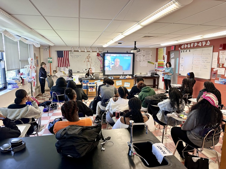 BloomfieldPS's tweet photo. Today, Bloomfield Public Schools and Connecticut Children's Medical Center hosted a panel on healthcare business and finance careers. Panelists shared insights on roles in education, supply chain, research funding, and research, inspiring students to explore these fields. https://t.co/sAWdBlCkT5
