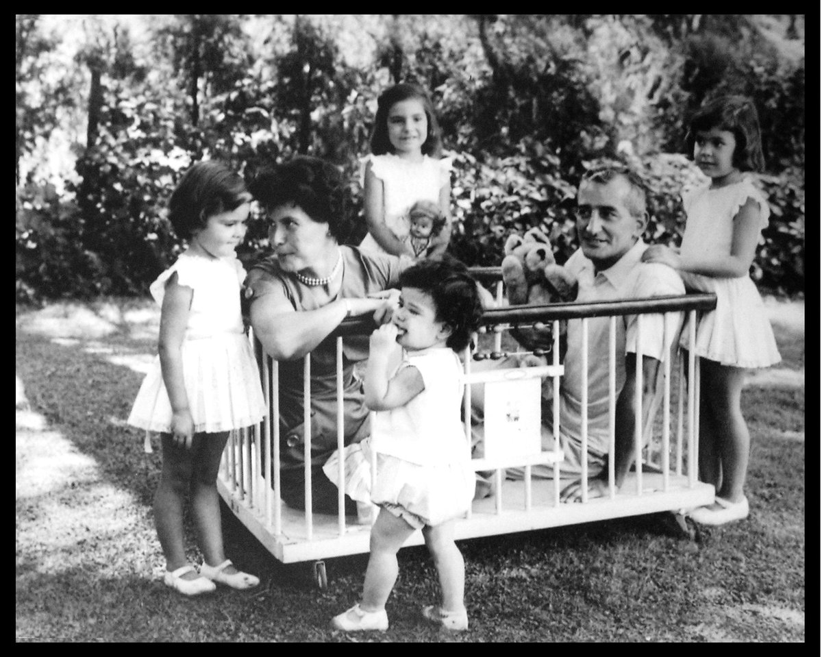 abuelasdifusion's tweet image. 🗨️ “Era más grande que yo y un bohemio total. De buen mozo no tenía nada pero me deslumbró escucharlo”. Cuando Elsa Sánchez lo vio a Héctor Oesterheld quedó fascinada. Pronto se convirtieron en la familia “Conejín” –como decía Héctor– y cuatro niñas iluminaron la casa de Béccar🧵