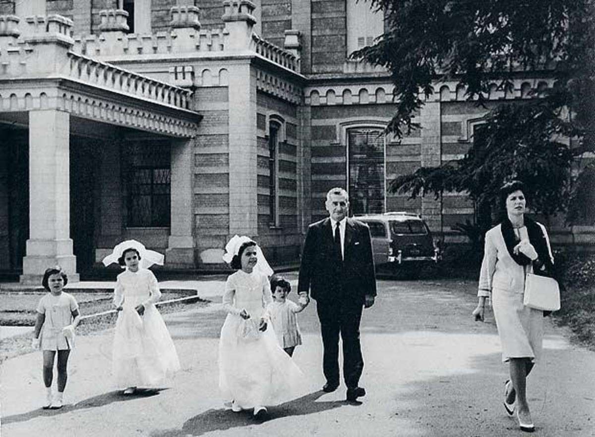 abuelasdifusion's tweet image. 🗨️ “Era más grande que yo y un bohemio total. De buen mozo no tenía nada pero me deslumbró escucharlo”. Cuando Elsa Sánchez lo vio a Héctor Oesterheld quedó fascinada. Pronto se convirtieron en la familia “Conejín” –como decía Héctor– y cuatro niñas iluminaron la casa de Béccar🧵