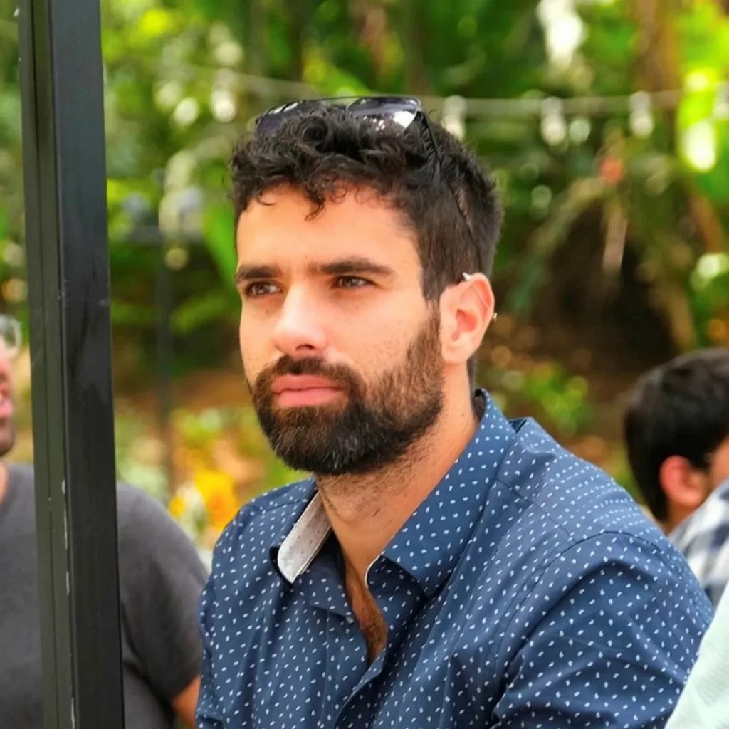 שגיא גולן. קפץ מהמיטה בהרצליה בשבעה באוקטובר ורץ לעשות מילואים ולהציל משפחות בקיבוץ בארי. אחר שהציל עשרות בני אדם במשך שעות ארוכות, הוא נפל. שבוע לאחר מכן אמור היה להינשא לבן זוגו עומר. גיבור.