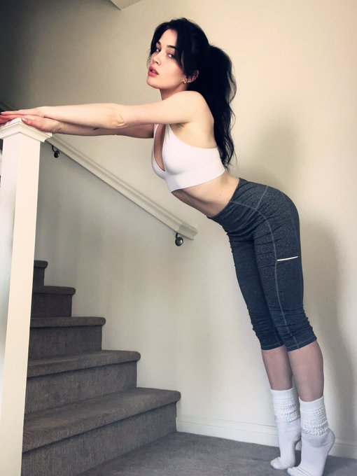 Watch Evelyn Claire's leaked NSFW photo on TwXstars