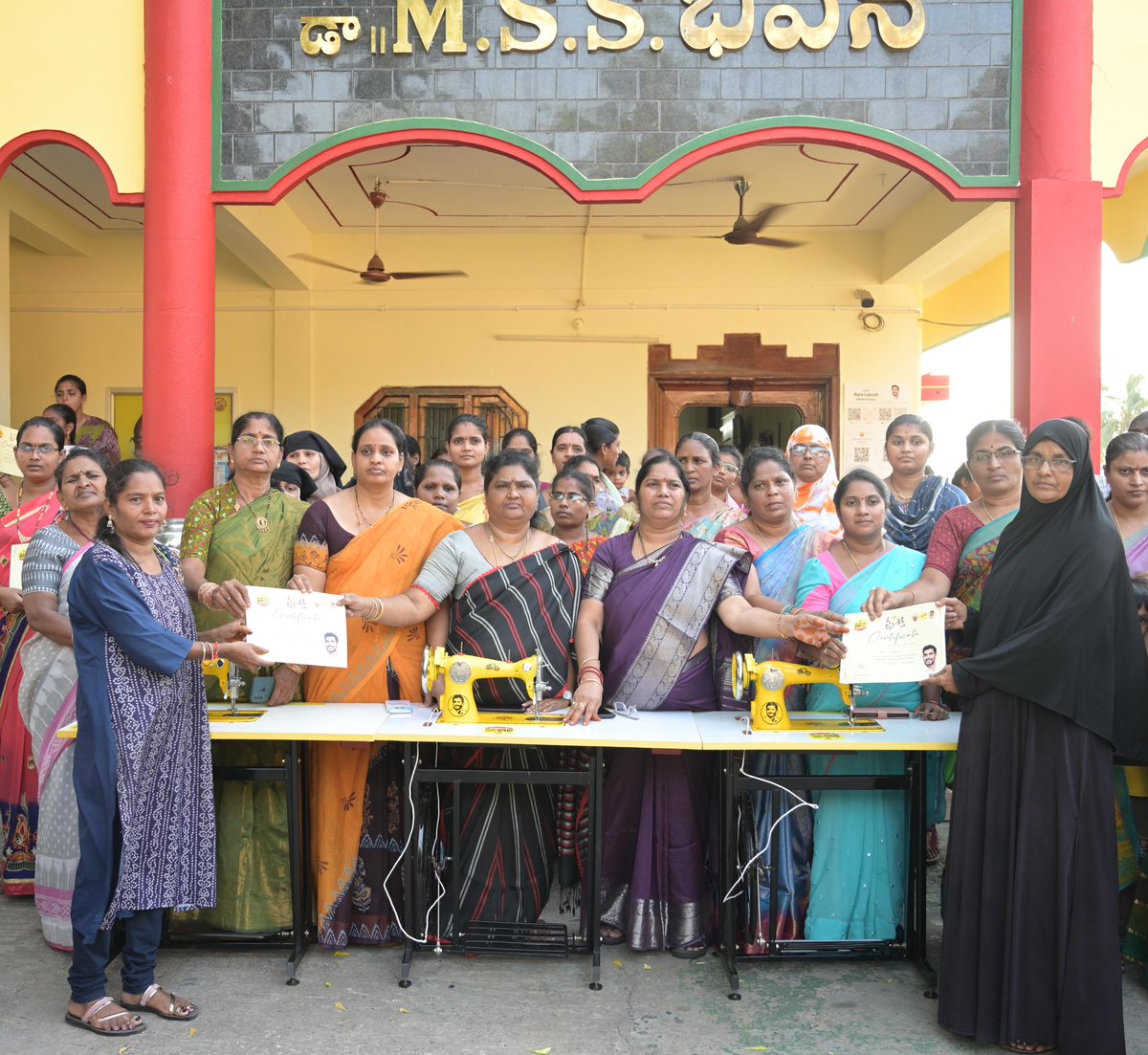 mangalagiri_tdp's tweet image. మంత్రి @naralokesh సహకారంతో 75 మంది మహిళలకు ఉచితంగా కుట్టుమిషన్లు పంపిణీ,స్త్రీ శక్తి సంక్షేమం పేరుతో మహిళలకు ఉచితంగా శిక్షణ, కుట్టు మిషన్లు అందిస్తున్న  లోకేష్, “69”వ బ్యాచ్ మహిళలకు ఉచితంగా కుట్టుమిషన్లు, సర్టిఫికేట్స్ పంపిణీ
#SthreeShakthi
#NaraLokeshForMangalagiri