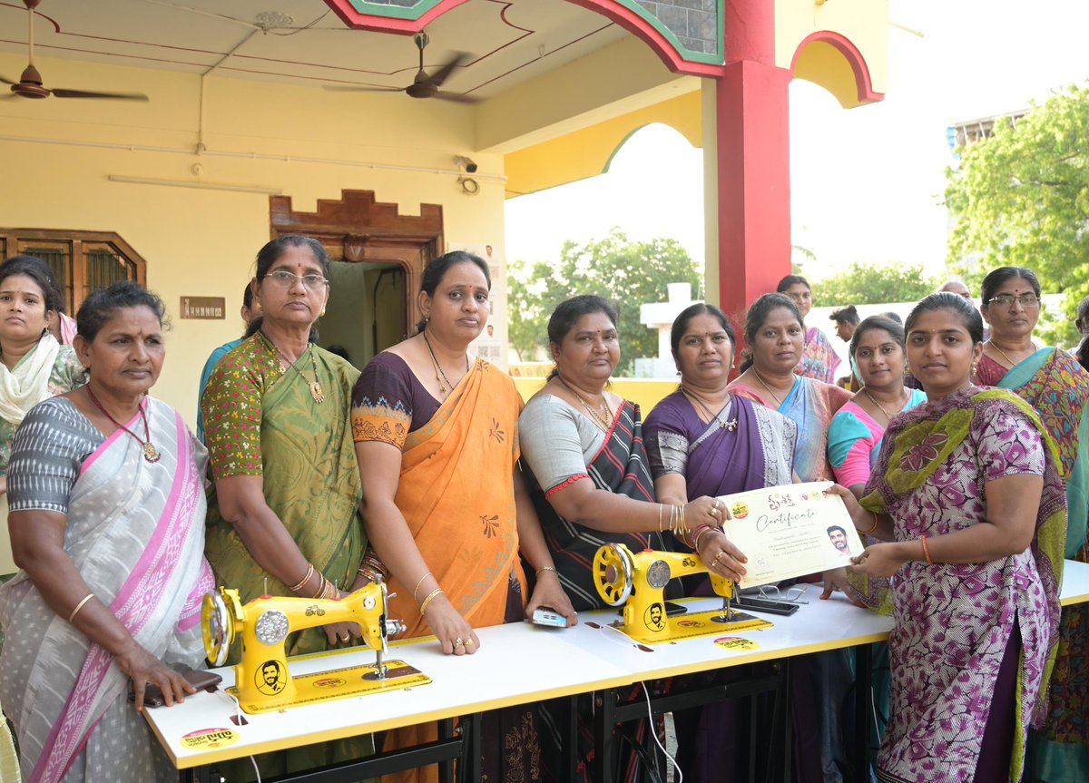 mangalagiri_tdp's tweet image. మంత్రి @naralokesh సహకారంతో 75 మంది మహిళలకు ఉచితంగా కుట్టుమిషన్లు పంపిణీ,స్త్రీ శక్తి సంక్షేమం పేరుతో మహిళలకు ఉచితంగా శిక్షణ, కుట్టు మిషన్లు అందిస్తున్న  లోకేష్, “69”వ బ్యాచ్ మహిళలకు ఉచితంగా కుట్టుమిషన్లు, సర్టిఫికేట్స్ పంపిణీ
#SthreeShakthi
#NaraLokeshForMangalagiri