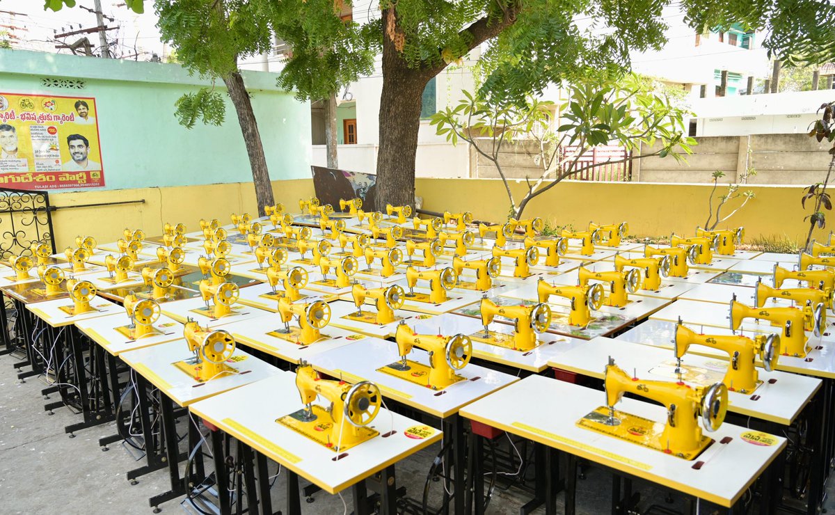 mangalagiri_tdp's tweet image. మంత్రి @naralokesh సహకారంతో 75 మంది మహిళలకు ఉచితంగా కుట్టుమిషన్లు పంపిణీ,స్త్రీ శక్తి సంక్షేమం పేరుతో మహిళలకు ఉచితంగా శిక్షణ, కుట్టు మిషన్లు అందిస్తున్న  లోకేష్, “69”వ బ్యాచ్ మహిళలకు ఉచితంగా కుట్టుమిషన్లు, సర్టిఫికేట్స్ పంపిణీ
#SthreeShakthi
#NaraLokeshForMangalagiri