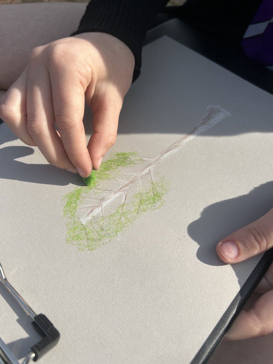 Clydeview_Art's tweet photo. What a fantastic day to enjoy some outdoor learning with S1 Art and Design students. @clydeview_a #creativity #UNCRCarticle 31 https://t.co/y28IlJz8SL