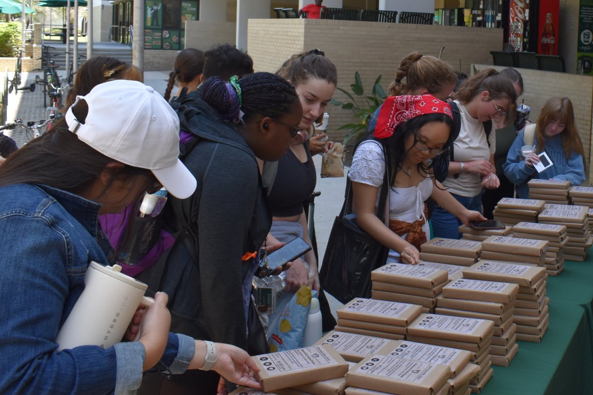 USFHuman's tweet image. Thank you to everyone who came to our Spring 2025 Blind Date with a Book event! We proudly gave away over 200 books this semester all from the historical fiction genre.  Keep an eye out for the book title reveal! Happy reading Bulls! #usfhuman #BlindDateWithaBook