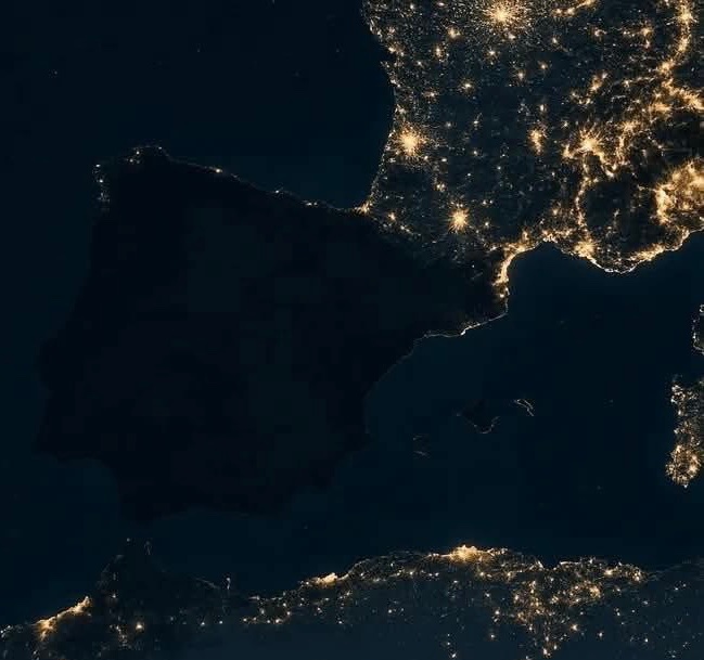 lijukic's tweet image. Crazy idea: let’s give one country to the Habsburgs and one to the Bourbons and check on them 500 years later