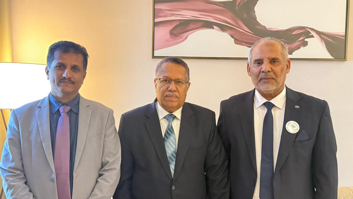 التقيت اليوم الأمينين العامين للمجلسين الوطنيين بمحافظتي شبوة وحضرموت الأخوين الأستاذ عصام بن حبريش الكثيري، ود. ناصر أحمد بن حبتور، لقاء الإخوة وقد جمعت بين محافظتيهما تطلعات مشتركة يأتي من بينها دعمهما للشرعية واستعادة الدولة ورؤيتهما الموحدة في بناء دولة اتحادية آمنة ومستقرة.