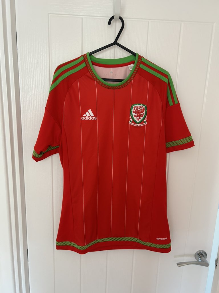Wales football fans 🚨 🏴󠁧󠁢󠁷󠁬󠁳󠁿 

Size small

Kappa jacket 
Home 2015 
Warm up top 

£55 for all 3