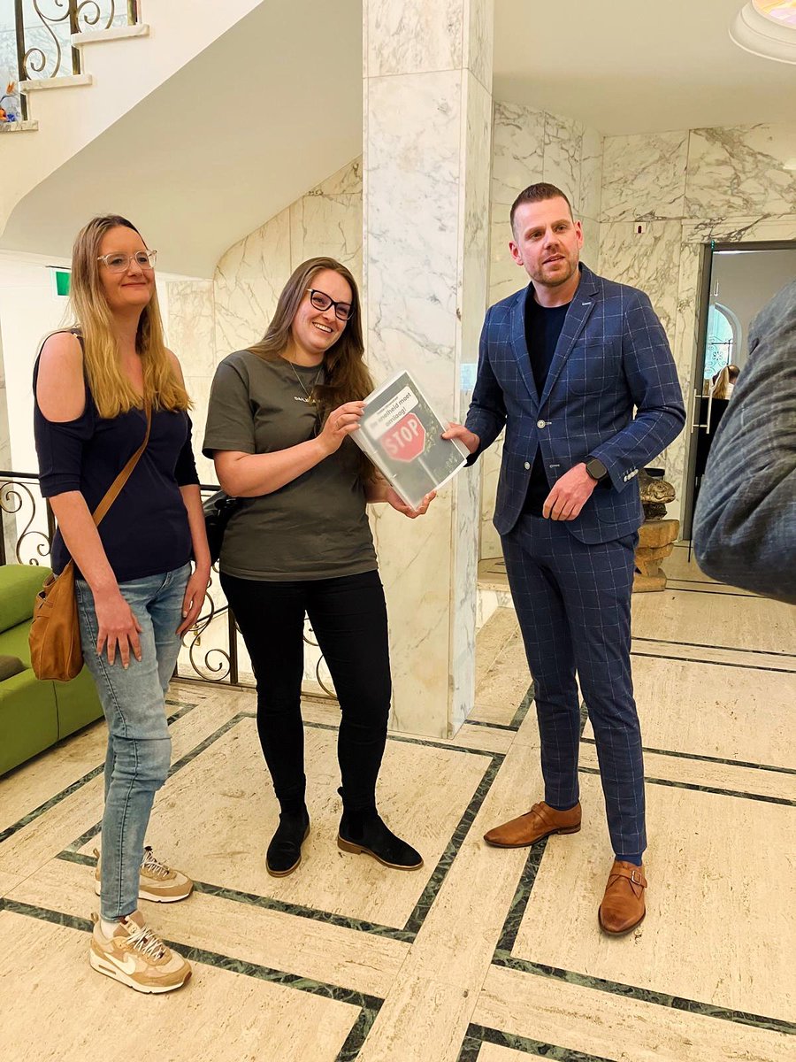 Vanmiddag is mij een petitie overhandigd van bewoners die zich zorgen maken over de verkeersveiligheid op de Olmendreef. Mooi om te zien dat bewoners zich op deze manier inzetten voor een veilige leefomgeving en hun zorgen delen. 1/2