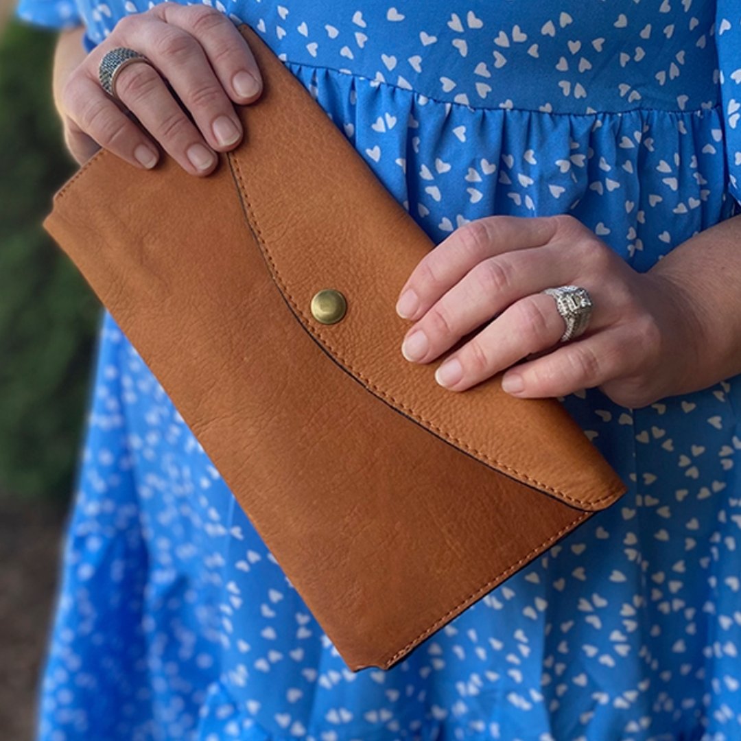 SargeLeather's tweet photo. The Seguro Leather Envelope by Sarge is crafted from top grain Colombian cowhide in rich saddle tan, lined with durable mocha brown nylon, and finished with a classic brass snap. Sized for documents, electronics, or everyday essentials, it’s a refined way to carry what matters. https://t.co/nfeOJx8abJ