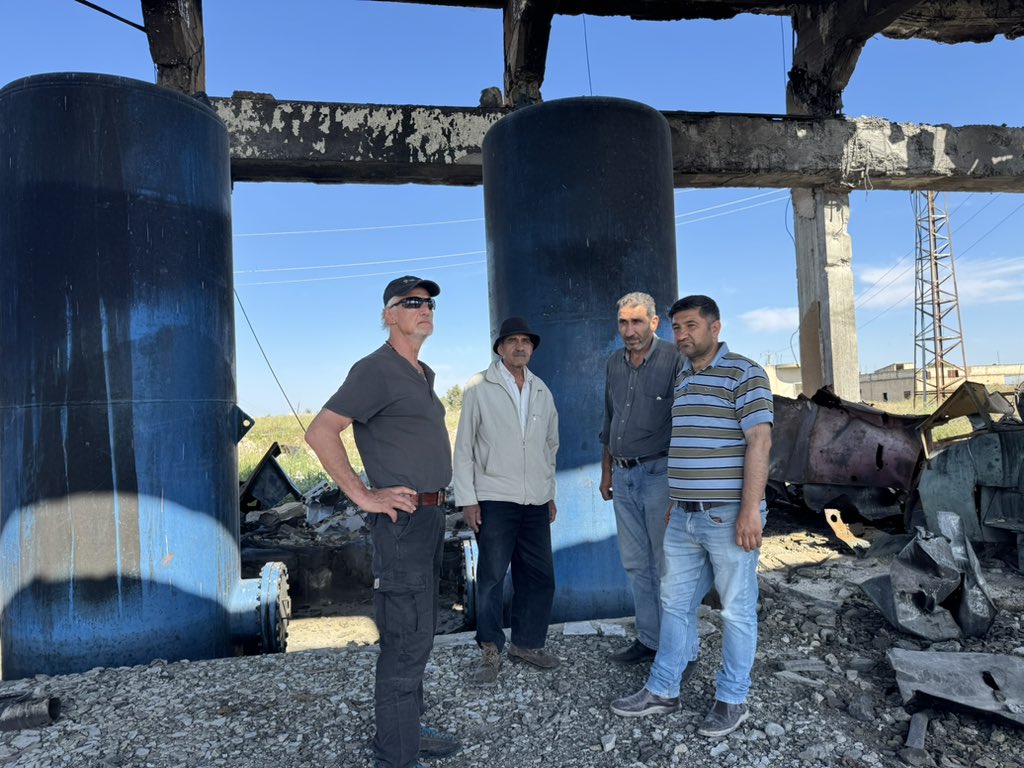 DrMWilk's tweet photo. 28. 4. 2025, Kobane 
Nordostsyrien #Rojava  
Die Region Kobane leidet weiterhin unter extremen Problemen der Trinkwasserversorgung. Über 200.000 Menschen sind davon betroffen seit das türkische #Erdoganregime am 2. Februar 2025 die zentrale, im Dorf Sheikh Al-Fawqani am Euphrat gelegene Pumpstation zerstörte. Die Wasserversorgung erfolgt nun über Wasserentnahmestellen aus Oberflächenbrunnen und über Tanklastwagen. Die Wasserqualität ist schlecht und mit dem nahenden Sommer steigt das Risiko von Infektions-, Magen-Darm- und Hautkrankheiten. Die Städtefreudschaft Frankfurt-Kobane konnte 13500 Euro sammeln, die ich der Chefin der Wasserabteilung im Rathaus als Unterstützung übergeben konnte. Die Instandsetzung , deren Kosten mehrere Hunderttausend Euro beträgt, wird immer wieder durch Luftangriffe verhindert. Die hier lebenden Menschen mussten das grenznahe Gebiet fast vollständig verlassen, nur vereinzelt sind  Bauern zu sehen, die unter Lebensgefahr ihre Felder bestellen. Luftangriffe mit Toten und Verletzten sind keine Seltenheit und sind Bestandteil des    durch das #Erdoganregime ausgeübten Terrors gegenüber der hier mehrheitlich kurdischen Bevölkerung. Die Fahrt zur Pumpstation wurde von einem Filmteam des ARD (Matthias Ebert, Redakteur) dokumentiert, das über die Lebensbedingungen der Menschen in Nordostsyrien recherchiert. Der Filmbeitrag wird am Mittwoch 04.06.2025, im Ersten gesendet. #Syrien