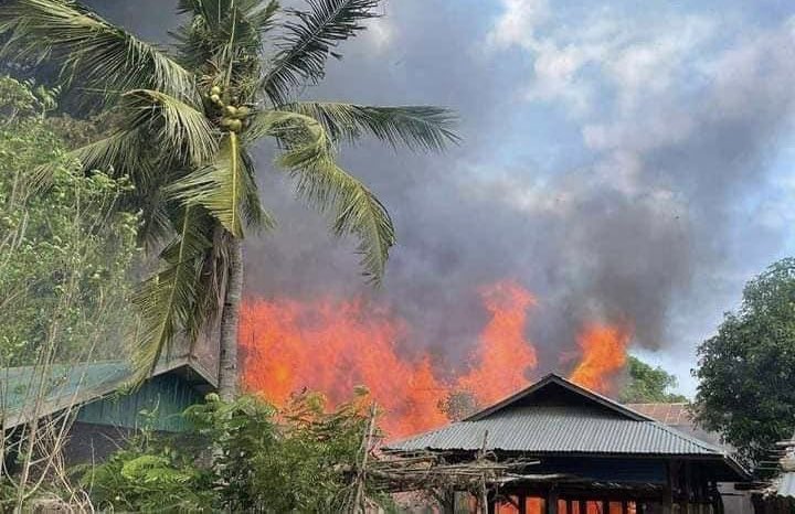 tobaraque30879's tweet photo. The terrorist group AA has once again begun burning homes in Arakan, with entire Ro trapped inside. Despite these horrific acts, the BD regime is reportedly planning to engage with AA. In light of these atrocities, the @UN must not cooperate any such dealings with the BD regime. https://t.co/1uMn4YhHg8