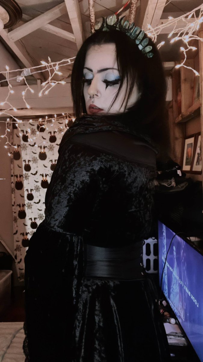 Cloudie33's tweet photo. If only you deserved to see the rest. 🖤 https://t.co/H16PVdLXvP
