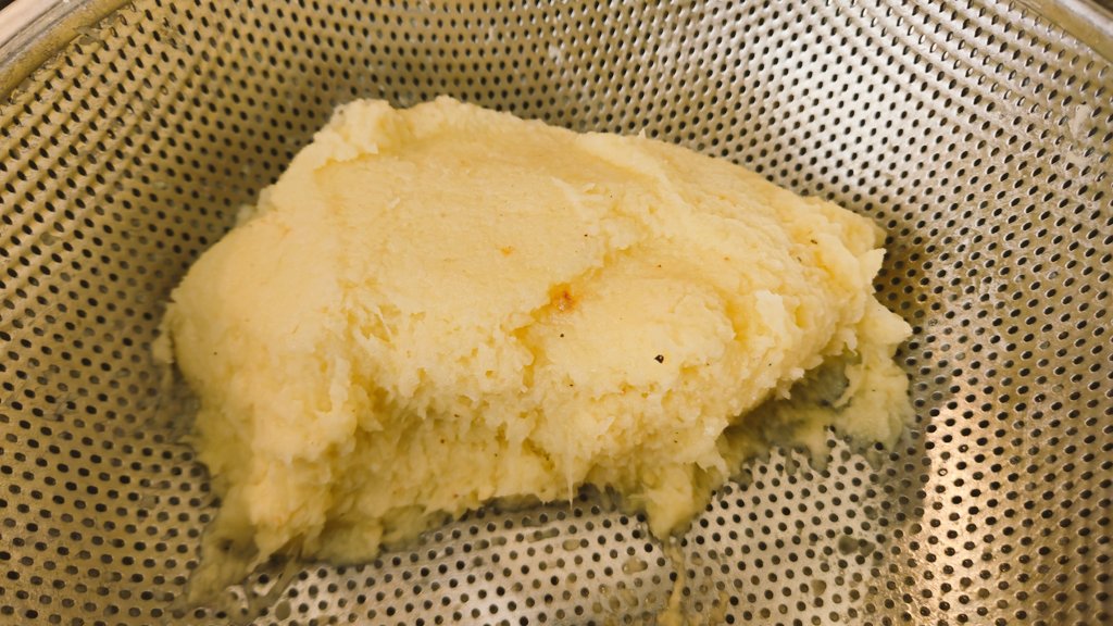 Драники канонические.
Я беларус и делаю драники так, что даже готов написать под это тред.
Картошку и лук молотим на комбайне на спецнасадке. Либо на тёрке.  1кг картошки плюс 0.3кг репч. лука +соль/перец. Всё!
Фото1 - откидываем массу на дуршлаг и пусть там лежит всю дорогу⤵️