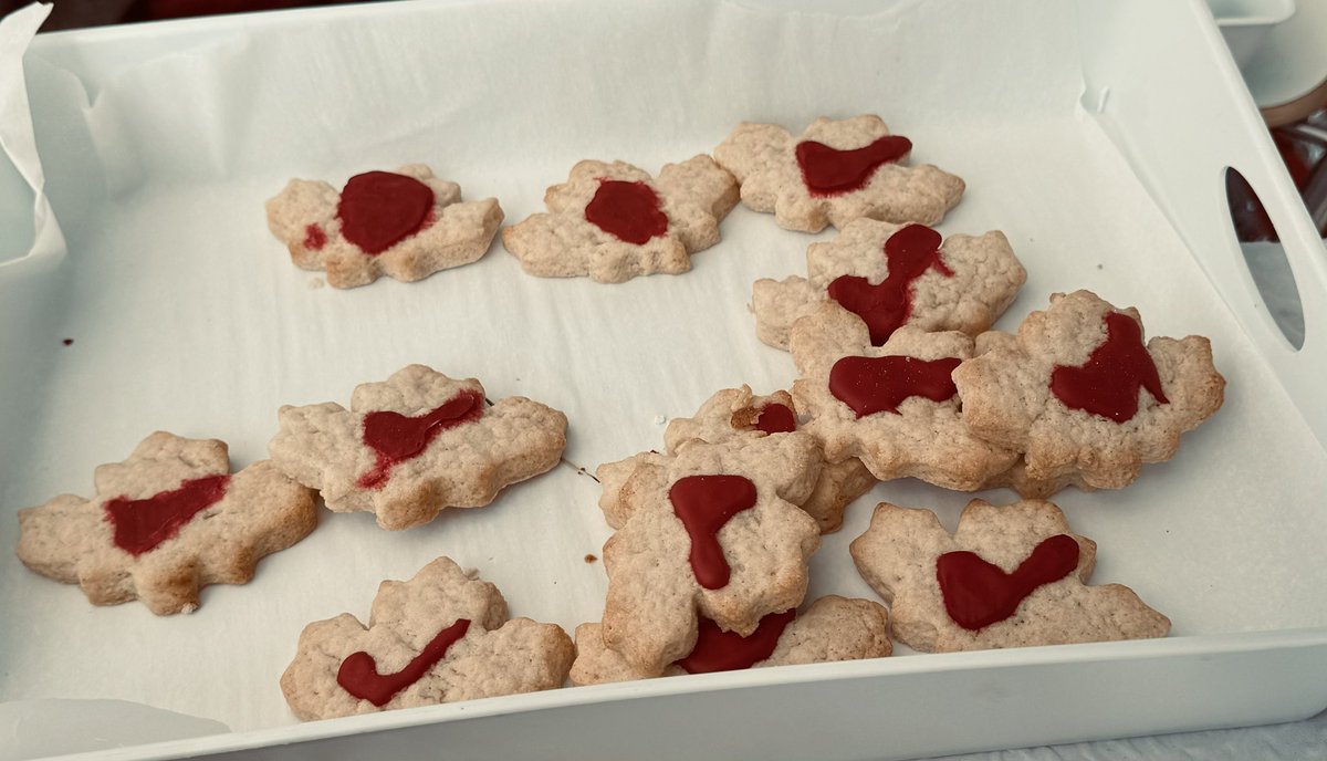 TarinaPalmer's tweet image. Doesn’t get more Canadian than “Elbows Up” cookies from The Piper’s Buns . 
#ElbowsUpCanada #saltspringisland
#Canadianspirit 
#ThePipersBuns