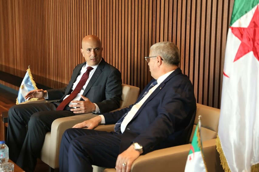 Embajada Argentina ante Argelia (@argenargelia) on Twitter photo Reunión clave en Oran: Emb <a href="/AtilioBerardi/">Atilio Berardi</a> y el Wali de Orán, Samir Chibani, acordaron impulsar la agenda en
🔋Energía y gas
🚜Agroindustria
⛴️Logística: 2° puerto 🇩🇿
💻Tecnología: software, fintech y biotech🇦🇷
📌 Próximos pasos: Delegaciones comerciales y ferias Reunión clave en Oran: Emb <a href="/AtilioBerardi/">Atilio Berardi</a> y el Wali de Orán, Samir Chibani, acordaron impulsar la agenda en
🔋Energía y gas
🚜Agroindustria
⛴️Logística: 2° puerto 🇩🇿
💻Tecnología: software, fintech y biotech🇦🇷
📌 Próximos pasos: Delegaciones comerciales y ferias