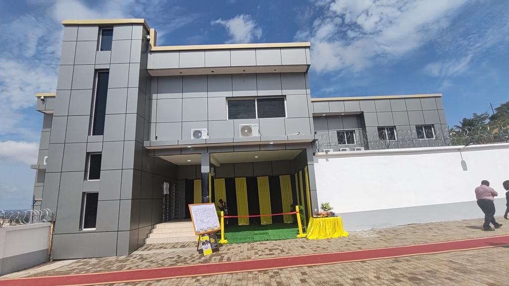 Le Premier Ministre Félix MOLOUA a inauguré ce 29/4/25 le nouveau bâtiment du groupe Burval Centrafrique situé dans le 4ème arrondissement de Bangui. Burval Centrafrique a été installé en Avril 2015 et se specialise dans le transport sécurisé des fonds et des objets de valeur.