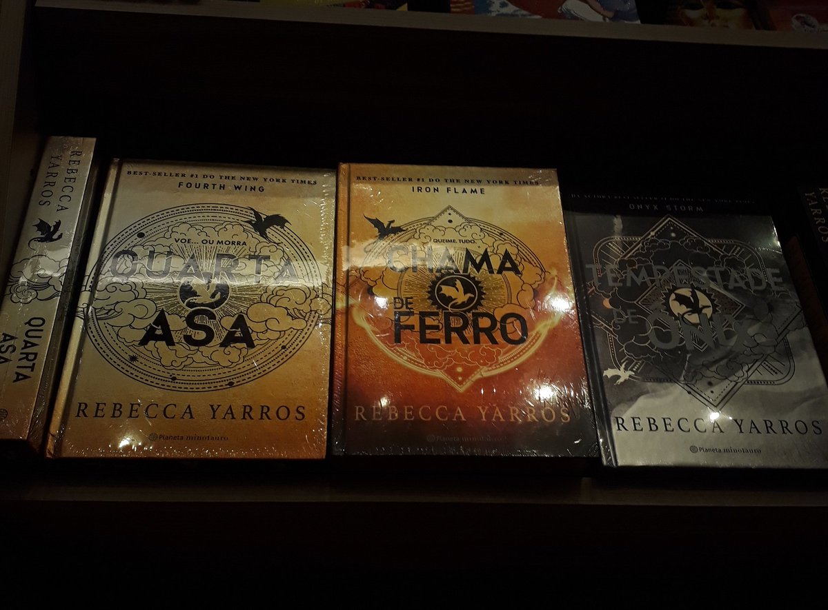 sério eu quero tanto esses livros que choro só de ver eles na prateleira