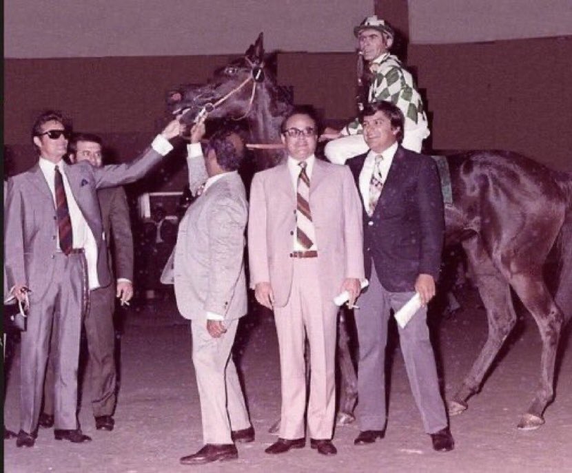 Feliz cumpleaños el popularísimo CARLOS AROCHA exitoso como entrenador y en diversas facetas en la hípica, muy querido y respetado, amigo de hace muchos años, décadas. Aquí a la derecha, con Tropic Ana, Aly Khan, Alirio, Yamil y su maestro Domingo Noguera Mora