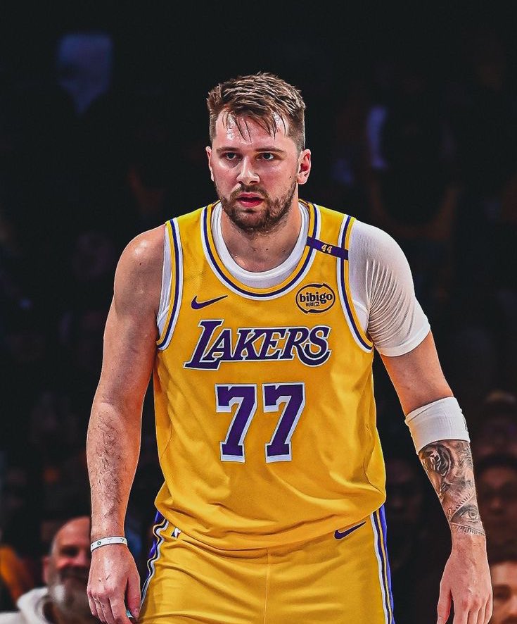_NBAESP_'s tweet image. Si esta noche Los Ángeles Lakers ganan a los Minnesota Timberwolves, vamos a regalar esta camiseta de Luka Doncic entre los que den RT y nos sigan a nosotros y a @NBAFutQuality ✅