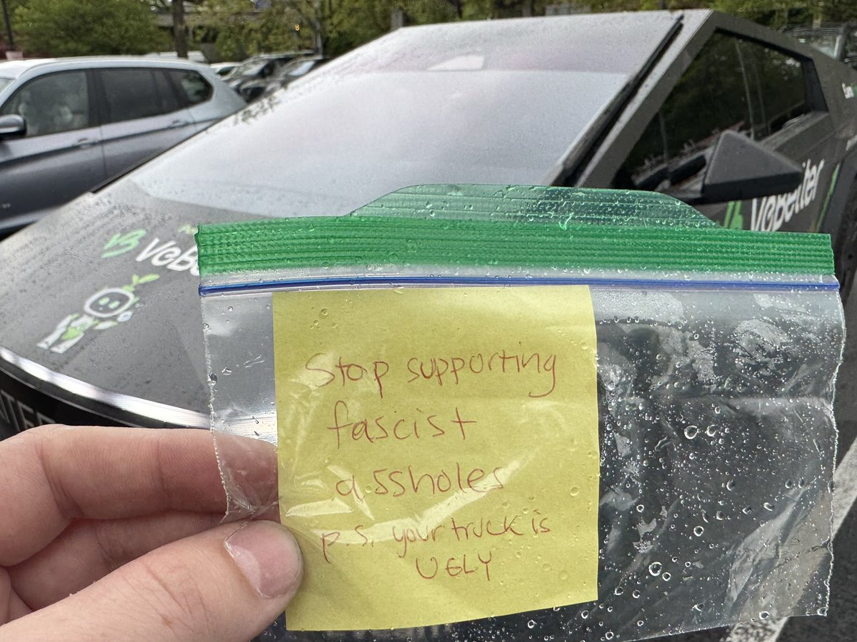 I’ve literally been in WA for TWO HOURS…

And some snowflake took the time to weatherproof a note. 📝 

DAMN this person would hate my MAGA hat! 😂

Oh yeah, sign up for our Tesla Giveaway!⬇️
sweepwidget.com/c/Teslagiveaway
#TeamElon