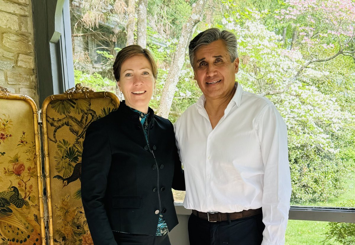 La gran #diplomacia se logra con curiosidad y una profunda capacidad para entender y respetar puntos de vista opuestos.

Fue un placer la semana pasada en Washington reencontrarme con Emb. <a href="/JJGomezCamacho/">Ambassador Juan José Gómez Camacho</a> para platicar de las muchas oportunidades que nos presentan hoy 🇲🇽🇨🇦.