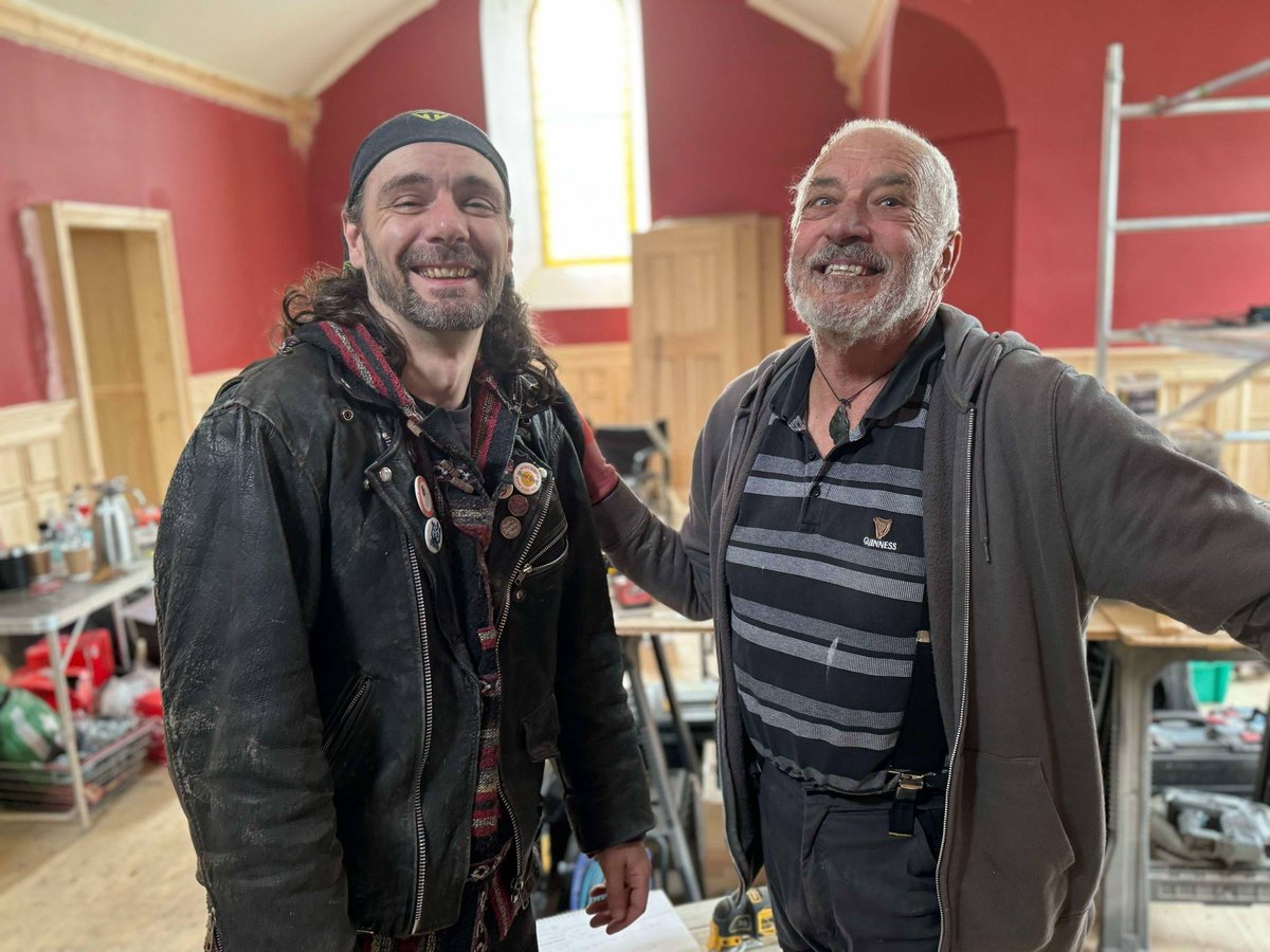 In today’s epic update on the British #Horror Studio set we're building, we share the latest progress on our grand entranceway to the main hall, complete with a zillion mouldings, pillars, and ornate panels! It's exhausting but worth it! 😊 #horrorfamily patreon.com/posts/to-glory…