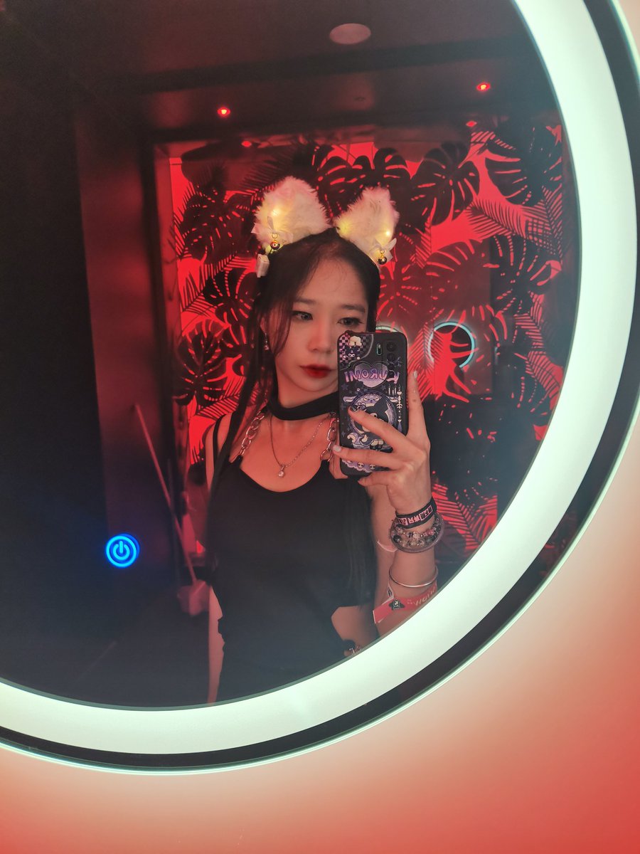 其实被女人扇巴掌的时候，首先飘过来的是香气，然后才是巴掌。当香气充盈着你鼻腔的那一瞬间，脸上火辣辣的感觉已经不是疼了，是爽