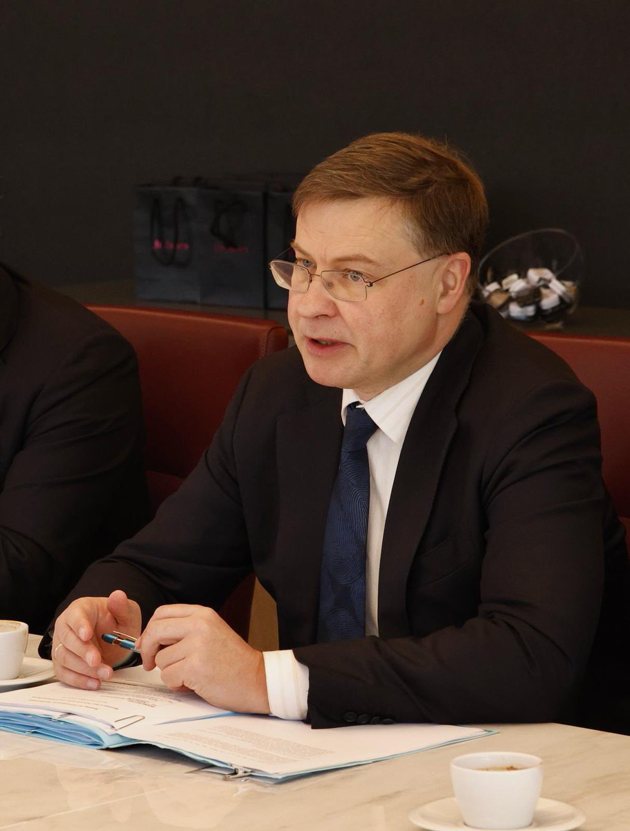 VDombrovskis's tweet photo. Good discussion with @EACCNY on EU - US trade and economic relations. 

We share the largest trade and investment partnership in the world. 

Europe stands ready to deepen it further.

Also discussed EU’s efforts to cut red tape. https://t.co/9HbBK6t5nu