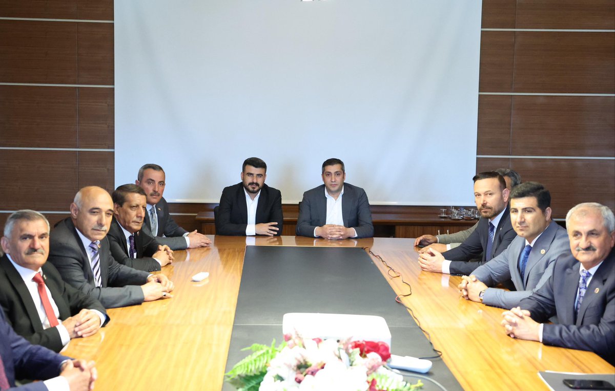 eminsimsekmus's tweet photo. AK Parti Genel Başkan Yardımcımız Sn @mustafademir ‘i Genel Merkezimizde İl Başkanımız ,Belediye Başkanlarımız ve teşkilat mensuplarımız ile birlikte ziyaret ederek ilimiz yatırımları ve sorunları hakkında istişarede bulunduk.

Genel Başkan yardımcımıza gösterdikleri misafirlik için teşekkür ediyoruz.