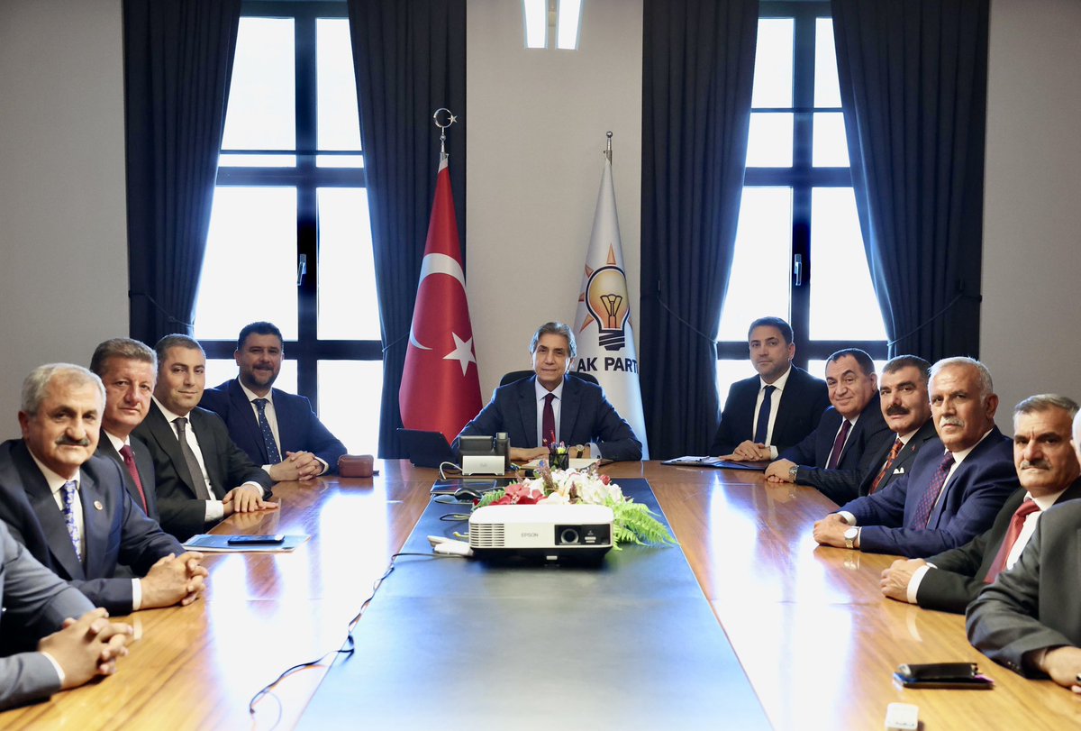 eminsimsekmus's tweet photo. AK Parti Genel Başkan Yardımcımız Sn @mustafademir ‘i Genel Merkezimizde İl Başkanımız ,Belediye Başkanlarımız ve teşkilat mensuplarımız ile birlikte ziyaret ederek ilimiz yatırımları ve sorunları hakkında istişarede bulunduk.

Genel Başkan yardımcımıza gösterdikleri misafirlik için teşekkür ediyoruz.