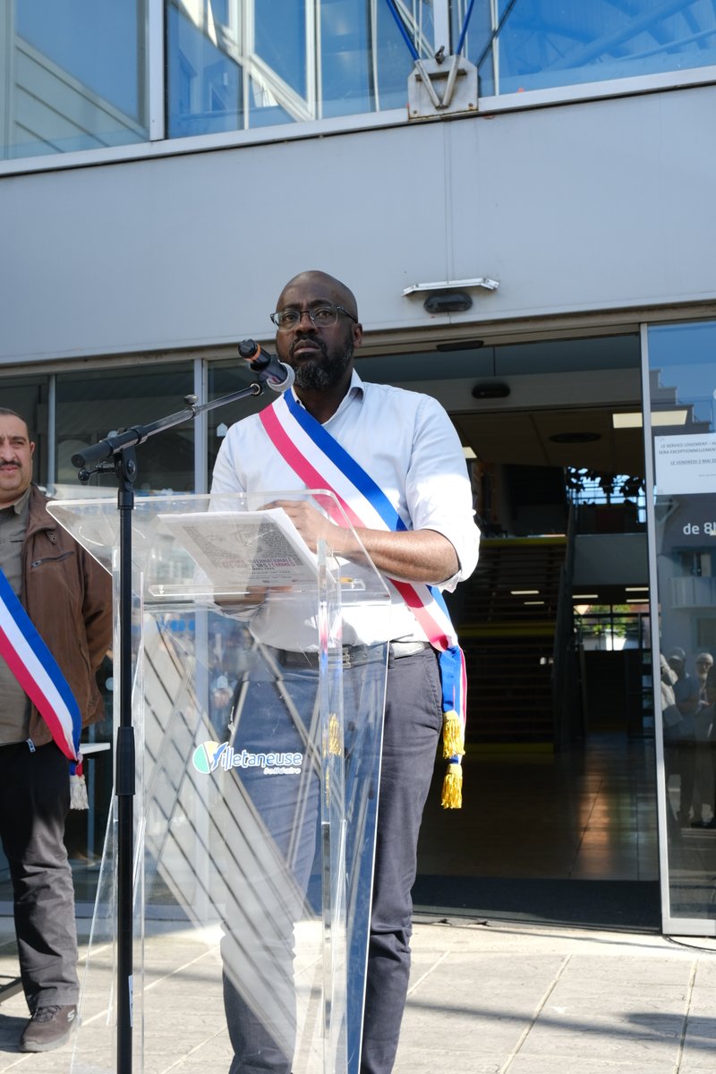 Villetaneuse's tweet photo. 🕊 #Villetaneuse a rendu hommage ce mardi 29 avril à Aboubakar Cissé, citoyen français musulman, assassiné alors qu’il priait dans une mosquée du #Gard. Cet acte d’une violence extrême frappe la République en plein cœur.
🙏Une minute de silence a été observée en sa mémoire. https://t.co/x9jP2bDpqu