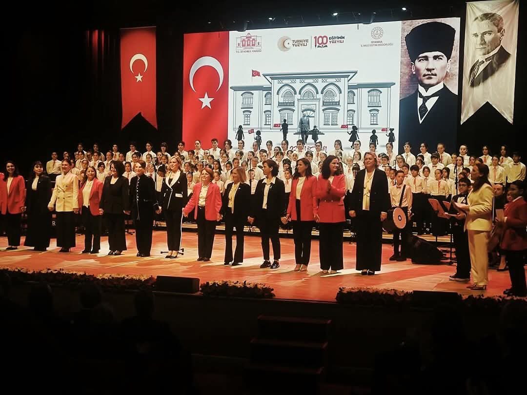 imemtemelegitim's tweet photo. 23 Nisan Ulusal Egemenlik ve Çocuk Bayramı’nda ilk defa sahne alan “İstanbul İl Millî Eğitim Müdürlüğü Bin Çocuk Korosu” göz doldurdu.
@tcmeb @Yusuf__Tekin @istanbulilmem @MucahitYentur https://t.co/ygyOqEkX4Y