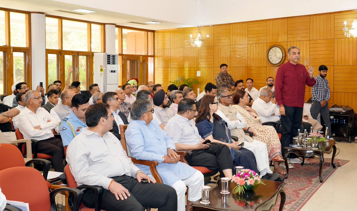 nishantyadavIAS's tweet photo. Chandigarh StartUp Policy launched by Hon’ble Governor today. 

Policy aims to provide mentorship &amp; incentives to entrepreneurs, foster research &amp; innovation. 

Focus on establishing new incubators &amp; 200 new startups in coming 5 years. 

@chandigarh_admn @dc_chd @startupindia https://t.co/EkQ16UfEHt