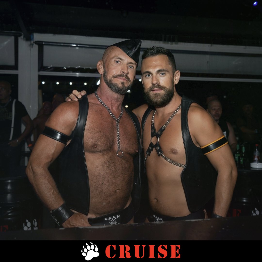 Abrimos todas las noches de 10PM a 4AM.
⠀
2 Heineken por 8€
⠀
#cruisebar #maspalomas #grancanaria #onlymen #leatherclubmen #beardmenstyle #gay #gaybear #gayman #beardlove #beardedstyle